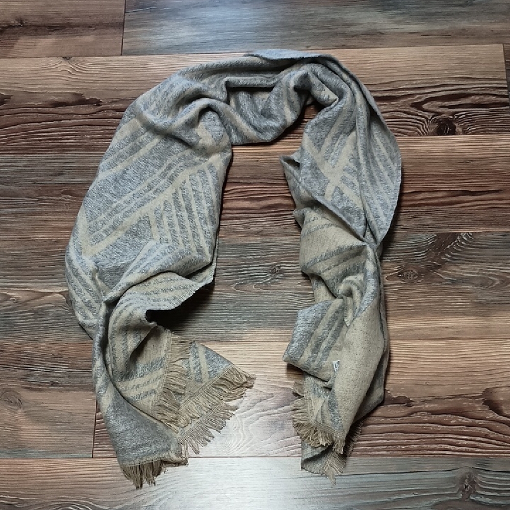 Gray and Beige Patterned Scarf